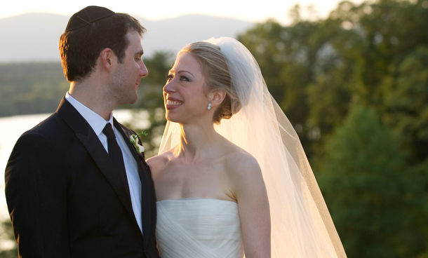 Chelsea Clinton, daughter of former US president Bill Clinton, is pictured during her marriage ceremony with Marc Mezvinsky in Rhinebeck, New York.  Chelsea Clinton married her longtime boyfriend Marc Mezvinsky, ending weeks of secretive build-up about the former first daughter's wedding. (AFP)