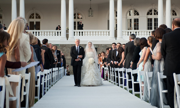 Former US president Bill Clinton escorts his daughter Chelsea during her wedding ceremony in Rhinebeck, New Yotk.  Chelsea Clinton married her longtime boyfriend Marc Mezvinsky, ending weeks of secretive build-up about the former first daughter's wedding.  (AFP)