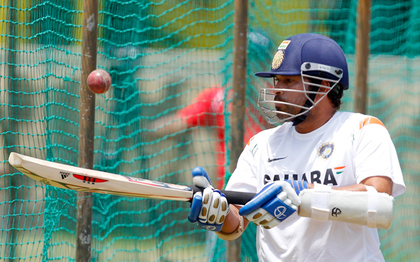 India's Sachin Tendulkar bounces a ball off his bat during a practice session ahead of the third cricket test match against Sri Lanka in Colombo. The match starts. (REUTERS)