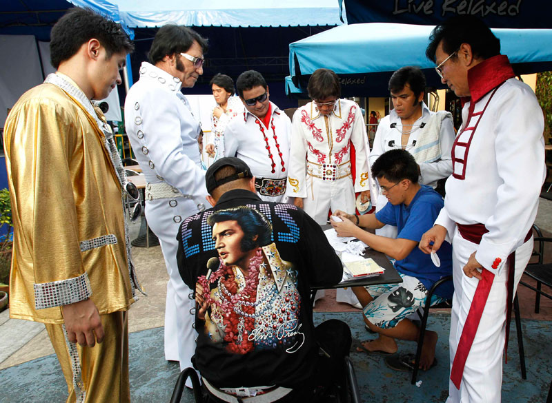 Contestants register for an Elvis Presley sing-a-like contest at a mall in Manila. (RESUTERS)