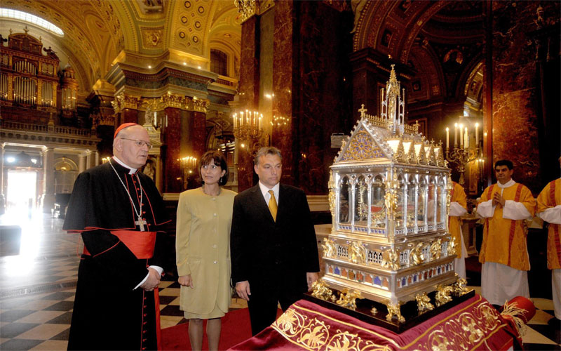 Guided by the Primate of the Hungarian Catholic Church, Archbishop of Esztergom-Budapest, Cardinal Peter Erdoe (L), Hungary's Prime Minister Viktor Orban (R) and his wife, Aniko Levai (C) pay tribute to the Holy Right Hand of state founder King St. Stephen kept in a reliquary inside the St. Stephen Basilica in Budapest, 20 August 2010, on Hungarian National Day, marking the 1010th anniversary of the foundation of the Hungarian State by King St. Stephen. (EPA)