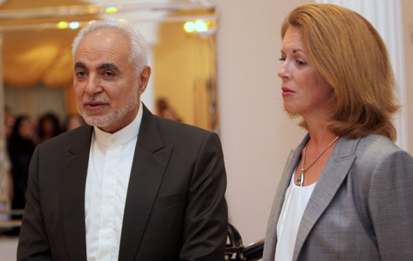 Imam Feisal Abdul Rauf, left, addresses guests at an iftar dinner, hosted by the U.S. Embassy's deputy chief of mission Stephanie Williams, right, at the U.S. ambassador's residence in Saar, Bahrain. (AP)