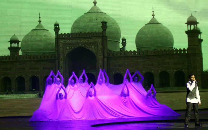 Indian composer and musician AR Rahman (R) sings the Commonwealth Games Delhi 2010 theme song in New Delhi, India. (EPA)