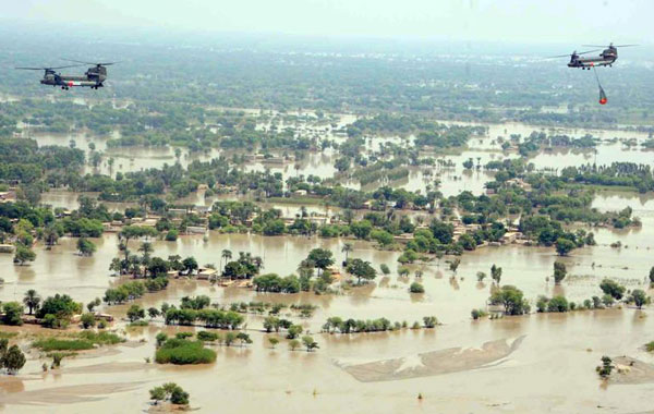 UAE Chinook helicopters drop over 100 tons of relief supplies to flood victims. (WAM)