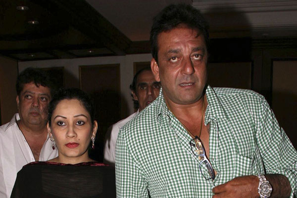 Indian Bollywood actor Sanjay Dutt (L) and his wife Manyatta host an Iftar party in Mumbai late August 30, 2010. (AFP)