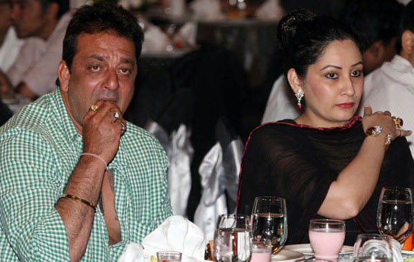 Indian Bollywood actor Sanjay Dutt (L) and his wife Manyatta host an Iftar party in Mumbai late August 30, 2010. (AFP)