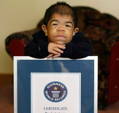 Edward Nino Hernandez poses with his Guinness World Records certificate in his home in Bogota. (REUTERS)