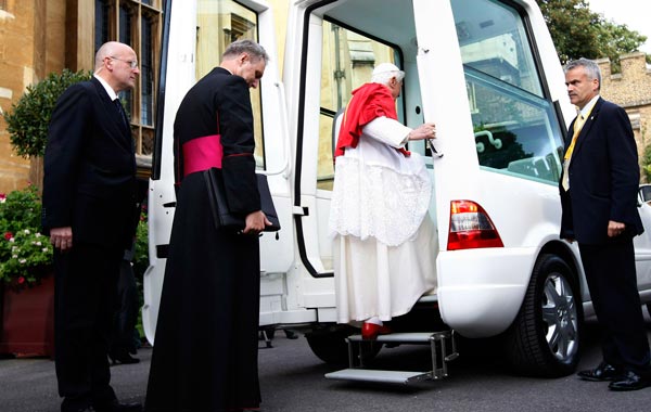 Pope Benedict XVI leaves Lambeth Palace in the "Popemobile" for the short journey to Westminster Hall. (GETTY IMAGES)