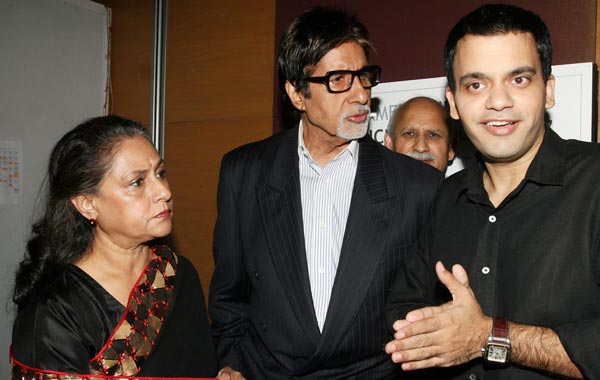 Indian Bollywood actor Amitabh Bachchan (C), wife Jaya Bachchan (L), and Indian designer Nachiket Barve (R) attend the third day of Lakme Fashion Week (LFW) Winter/Festive 2010 in Mumbai. (AFP)