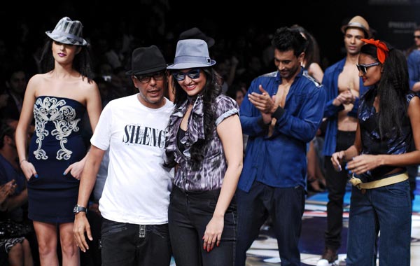 Bollywood actress Sonakshi Sinha (3-L) on the catwalk with designer Narendra Kumar (2-L) after the presentation of his collection at the Lakme Fashion Week Winter/Festive 2010 in Mumbai, India. (EPA)