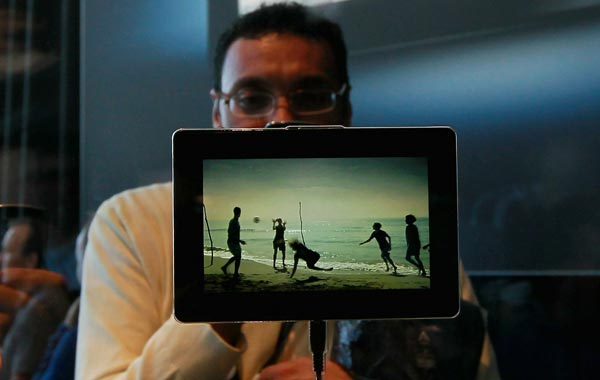 A BlackBerry DevCon attendee looks at the new BlackBerry PlayBook during the Blackberry DevCon 2010. (AFP)