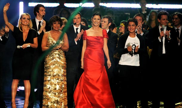 (L-R) Singer Katherine Jenkins, singer Dame Shirley Bassey, actress Catherine Zeta-Jones, singer/actor Shaheen Jafargholi and actor Ioan Gruffudd perform during Welcome To Wales at Millennium Stadium in Cardiff, Wales. (GETTY IMAGES)