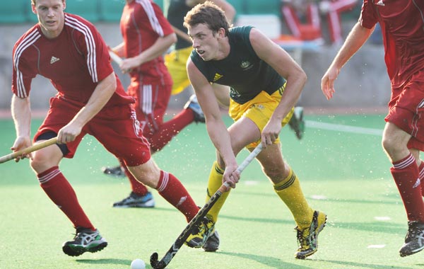 Australian hockey player Simon Orchard (C) takes on the England's defenders during a practice match as they prepare for the 2010 Commonwealth Games in New Delhi. (AFP)