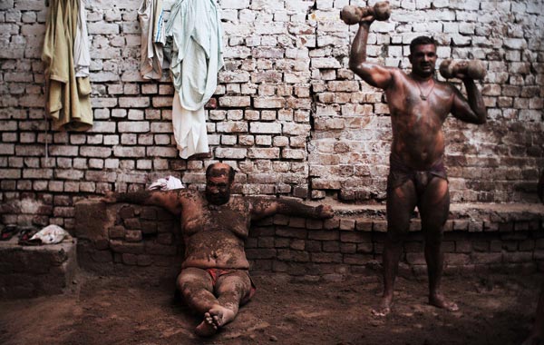 Pakistani wrestlers Azhar Hussain and Muhammad Inam have won gold medals at the 2010 Commonwealth games in Delhi, India. (AFP)