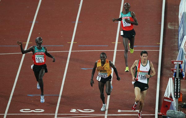 Moses Kipsiro of Uganda (1933) beats Daniel Salel of Kenya (1617) to win gold in  the men's 10000 metres final at Jawaharlal Nehru Stadium during day eight of the Delhi. (GETTY)