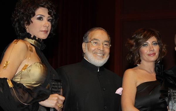 Syrian actresses Carisse Bashar (L) and Sulafa Memar (R) pose for a picture with Egypt's veteran actor Hassan Yussef during the opening ceremony of the Damascus International Film Festival in the Syrian capital. (AFP)