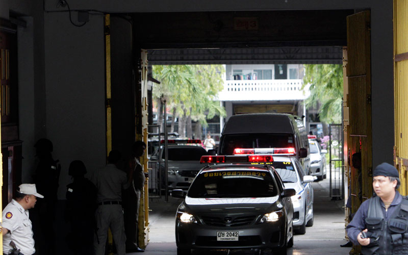 Motorcade, believed to carry suspected Russian arms smuggler Viktor Bout, leave from Bangkwan central Prison in Nonthburi province to Don Muang airport on Tuesday. The Thai government extradited accused Russian arms trafficker Viktor Bout to the United States on Tuesday to face terrorism charges, rejecting heavy pressure from Moscow for him to be freed. (AP)