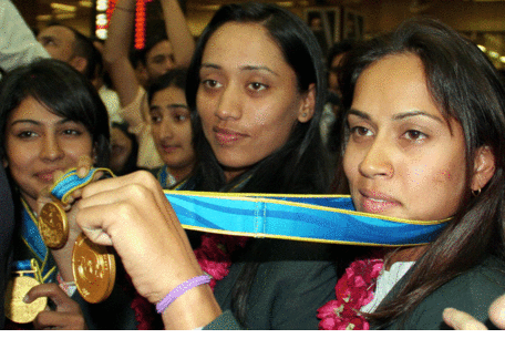 SLIDESHOW: Members of the Pakistan women’s cricket team show their gold medals upon arrival at Jinnah International Airport in Karachi on Sunday. (AGENCIES)