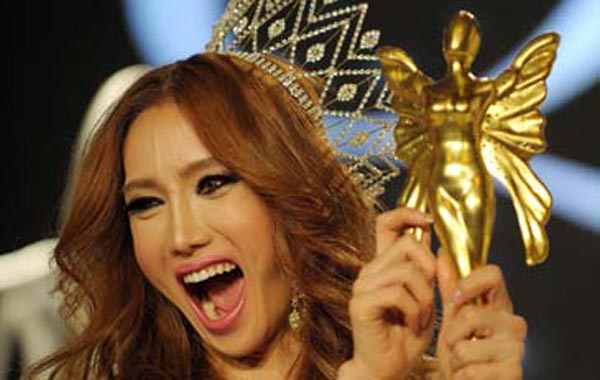 South Korea's Mini holds the trophy after she was crowned Miss International Queen 2010. (AFP)