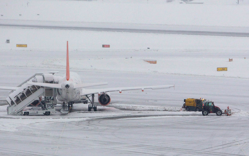 Snowplows remove the snow around a EasyJet aircraft while the airport is temporarily closed because of heavy snowfall, in Geneva, Switzerland, on Wednesday, Dec 1, 2010. (AP)