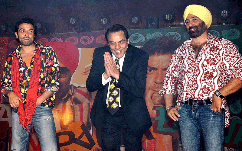 Indian Bollywood actors Dharmendra Singh Deol(C) Sunny Deol(R) and Bobby Deol  dance during the Indian comedy-drama film "Yamla Pagla Deewana" music launch in Mumbai. (AFP)