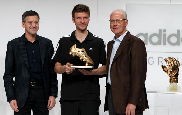 (L-R) Herbert Hainer, the adidas Group CEO, Thomas Mueller, adidas Golden Boot Winner and FIFA executive committee member Franz Beckenbauer pose during the FIFA 2010 World Cup adidas Golden Award ceremony at the adidas headquarters. (GETTY)