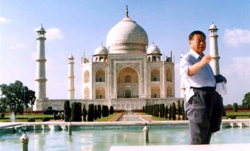 Japanese Prime Minister Yoshiro Mori in front of Taj Mahal in the northern Indian city of Agra on August 24, 2000. (REUTERS)