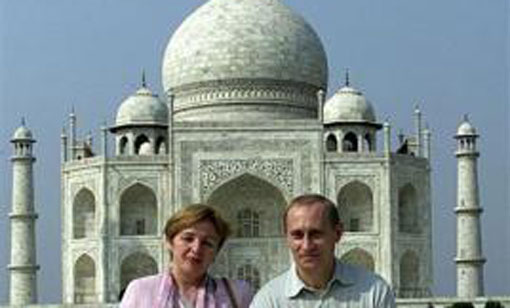 Vladimir Putin and his wife Lyudmila sit in front of the Taj Mahal while touring city of Agra October 4, 2000. (REUTERS)