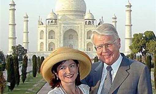 Olafur Ragnar Grimsson and his fiance Dorrit Moussaieff pose for photographs in front of the Taj Mahal while touring the city of Agra October 31, 2000. (REUTERS)