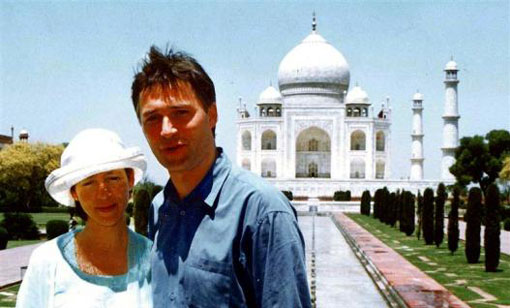 Norway Jens Stoltenberg stands with his wife Ingrid Schulerud in front of the historic Taj Mahal in Agra, April 22, 2001. (REUTERS)