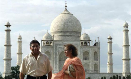 Pervez Musharraf and his wife Begum Sehba pose for photographers in front of the historic Taj Mahal in Agra July 15, 2001. (REUTERS)