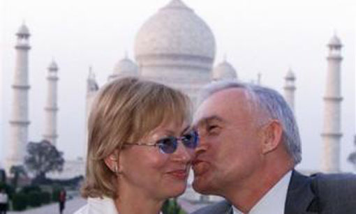 Leszek Miller kisses his wife in front of the Taj Mahal in Agra February 15, 2003. (REUTERS)