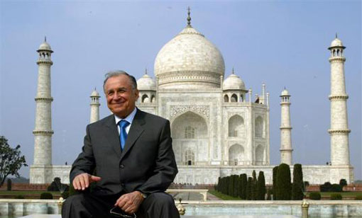 Ion Iliescu poses in front of the Taj Mahal in Agra, February 1, 2004. (REUTERS)