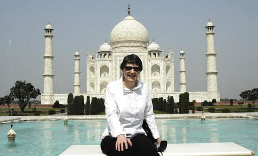 Helen Clarke sits in front of the Taj Mahal, one of the world's most famous monuments, in Agra October 17, 2004. (REUTERS)