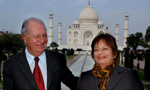 Chilean President Ricardo Lagos (L) poses with his wife Luisa Duran de Lagos (R) in front of the Taj Mahal in Agra January 22, 2005. (REUTERS)