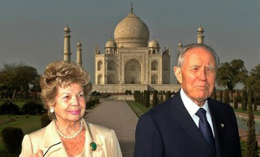 Carlo Azeglio Ciampi (R) poses with his wife Franca in front of the historic Taj Mahal in Agra February 16, 2005. (REUTERS)