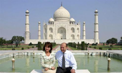 Traian Basescu (R) and his wife Maria Basescu pose for a picture at the Taj Mahal in Agra October 24, 2006. (REUTERS)