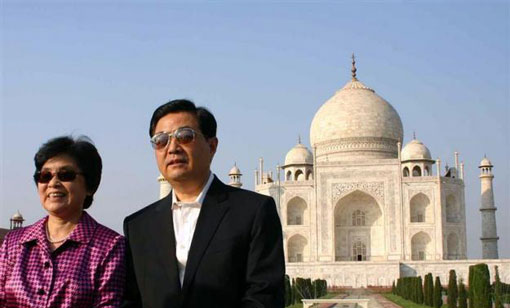 Hu Jintao (R) and his wife Liu Yongqing pose in front of the historic Taj Mahal in Agra November 22, 2006. (REUTERS)