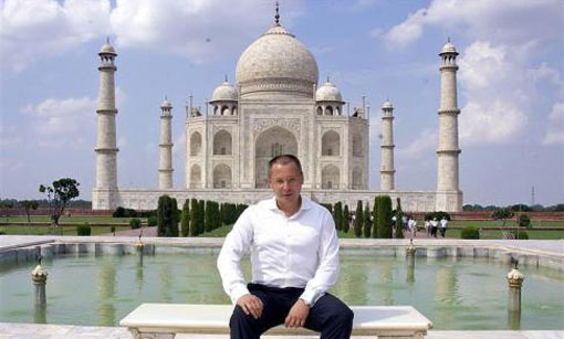 Sergei Stanishev poses in front of the historic Taj Mahal in Agra September 15, 2007. (REUTERS)