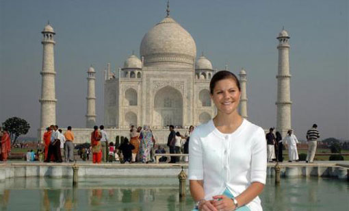 Sweden's Crown Princess Victoria poses in front of the historic Taj Mahal in Agra October 19, 2008. (REUTERS)