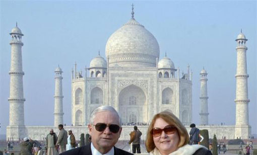 US Defense Secretary Robert Gates (L) and his wife Becky pose for a picture in front of historic Taj Mahal in Agra January 20, 2010. (REUTERS)