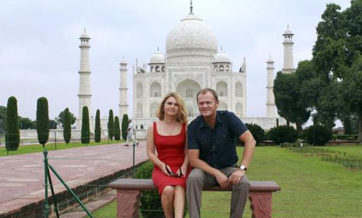 Poland's Prime Minister Donald Tusk (R) and his wife Malgorzata pose for a picture in front of the Taj Mahal in Agra September 8, 2010. (REUTERS)