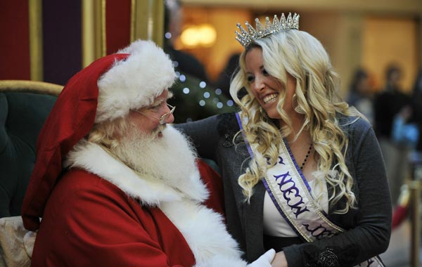 Miss New Jersey, Brielle Lacosta of Warren Twp., NJ talks with Santa Claus as she sits with him at the Bridgewater Commons Mall. (AFP)