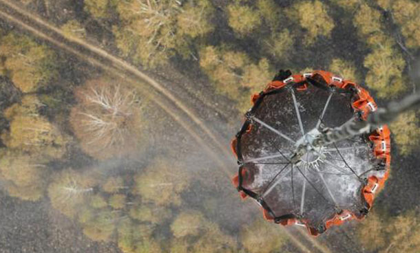 A helicopter carries water before releasing it over a forest fire near the settlement of Kustarevka in Ryazan region, some 340 km (211 miles) southeast of Moscow. (REUTERS)