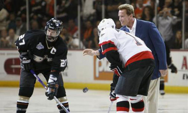 California Governor Arnold Schwarzenegger (R) performs the ceremonial face off with Anaheim Ducks captain Scott Niedermayer (L) and Ottawa Senators captain Daniel Alfredsson before the start of Game 1 of the 2007 NHL Stanley Cup Final hockey series in Anaheim, California. (REUTERS)