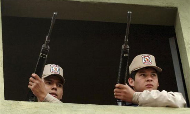 Police officer watch over Tacumbu prision in Asuncion. (REUTERS)