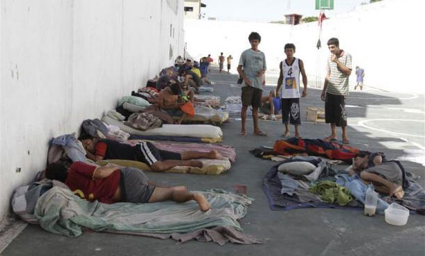 Inmates sleep on the floor inside the Tacumbu high security prison in Asuncion. (REUTERS)