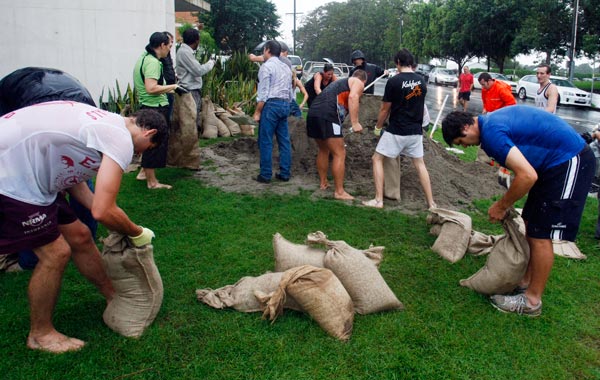 Residents fill sandbags outside a residential apartment building in the Brisbane suburb of West End. (REUTERS)