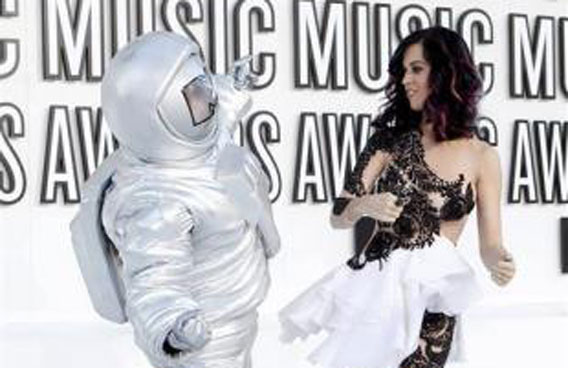 Katy Perry dances with MTV icon "Moon Man" as she arrives at the 2010 MTV Video Music Awards in Los Angeles, California. (REUTERS)