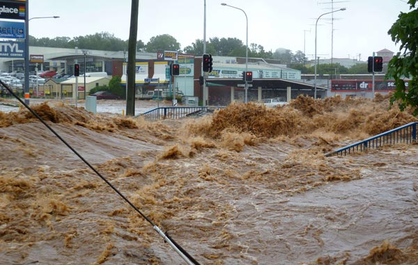 Australia braced for a rapidly rising death toll on January 11 after flash floods killed eight and left 72 missing, as a quickly spreading flood disaster forced evacuations in central Brisbane. (AFP)